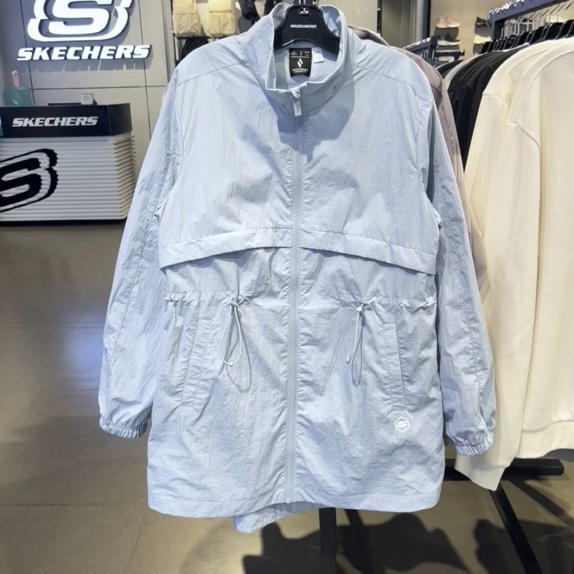 Skechers斯凯奇女款运动风吸汗速干连帽防晒衣外套P224W007