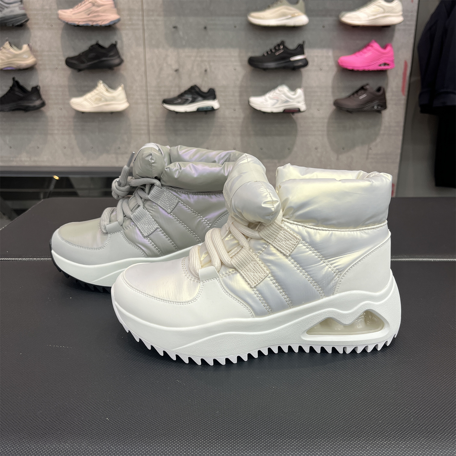 斯凯奇女款轻盈休闲运动鞋