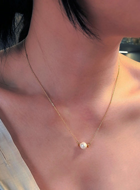 施家珍珠项链女款锁骨链小众设计平衡木珍珠吊坠高光泽简约时尚款