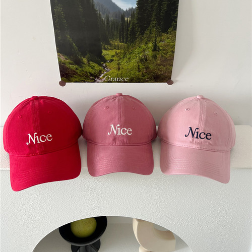 巨nice~显白红色字母全棉软顶棒球帽女加深宽檐情侣刺绣鸭舌帽男