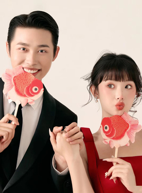 新中式婚纱照红色喜嫁风摄影道具手拿红金鱼扇子儿童写真拍照道具