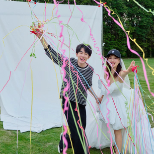 婚纱摄影旅拍手抛彩带情侣写真拍照主题彩带结亲婚礼派对氛围道具