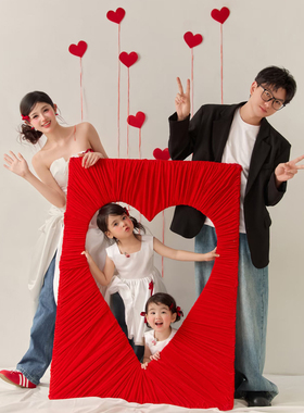 新中式喜嫁风婚纱照褶皱镂空心形框全家福红色爱心手拿板拍照道具