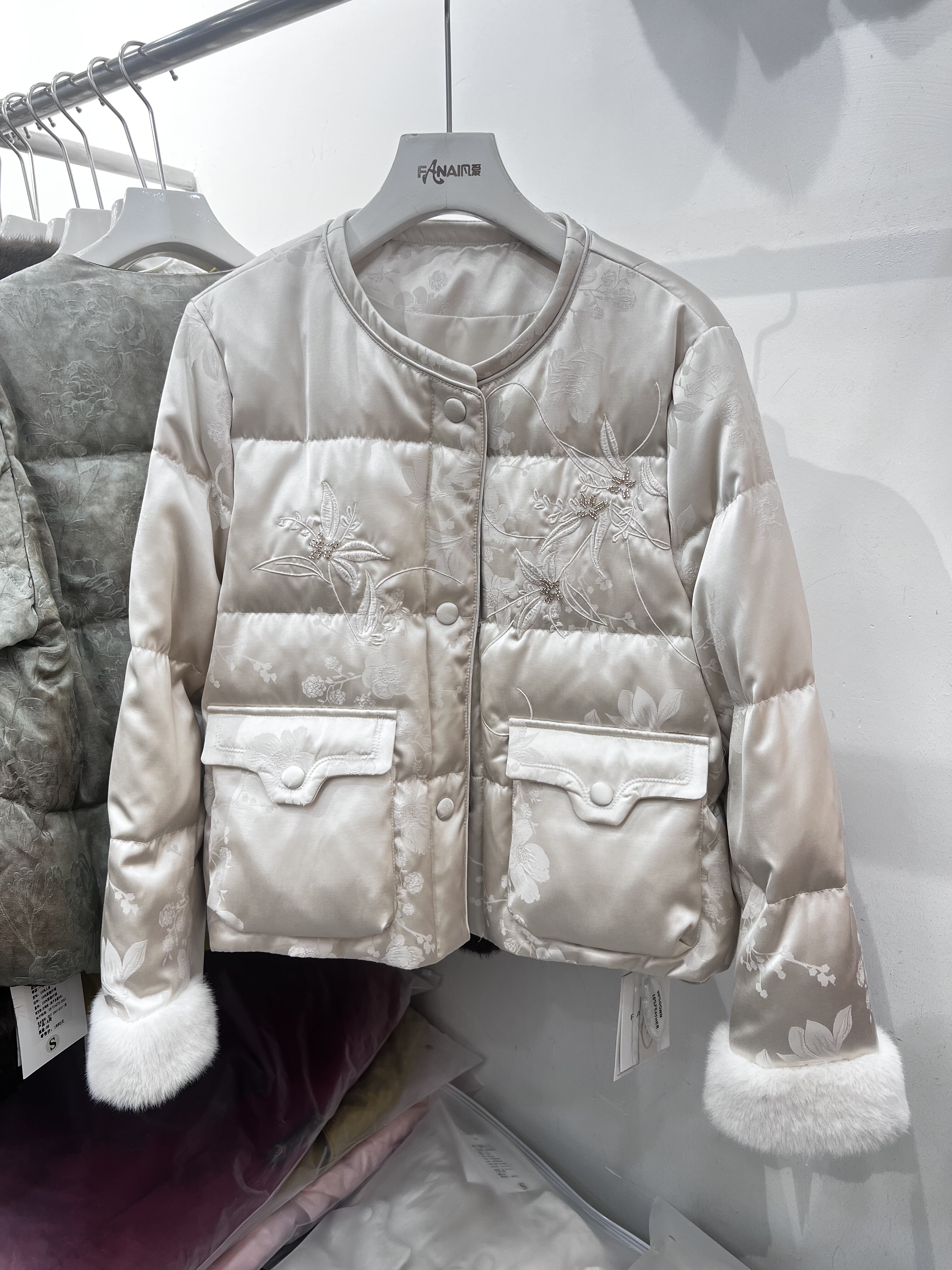 新中式高级感气质羽绒服女2025冬季新款90白鸭绒国风刺绣短外套