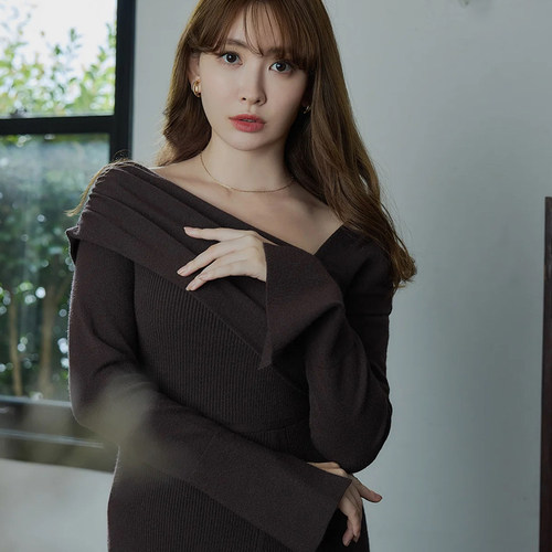 獨家娘娘her元 不对称披肩领斜侧腰设计压褶针织连衣裙 优雅气质