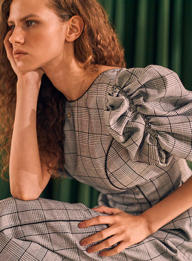 3.8万獨家稀少贵牌estell@.k元 法式泡泡袖复古格纹V领收腰连衣裙