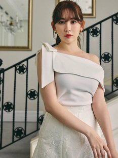 獨家娘娘her元 不对称肩部蝴蝶结丝带拼接露肩上衣