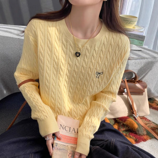黄色低圆领针织毛衣女秋季内搭2025新款小香风上衣刺绣长袖打底衫