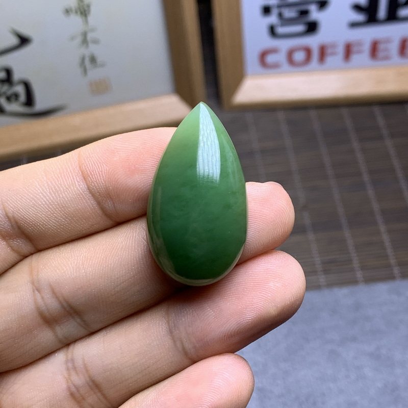 天然和田玉碧玉菠菜绿吊坠水滴形玉石挂件颈饰配饰7.30克