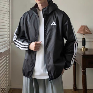 阿迪达斯夹克三条纹男款上衣2026春季新款官方运动服风衣连帽外套