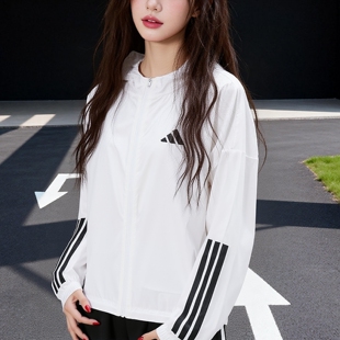 阿迪达斯女梭织夹克外套26新款 白色跑步连帽健身训练运动服KC7655