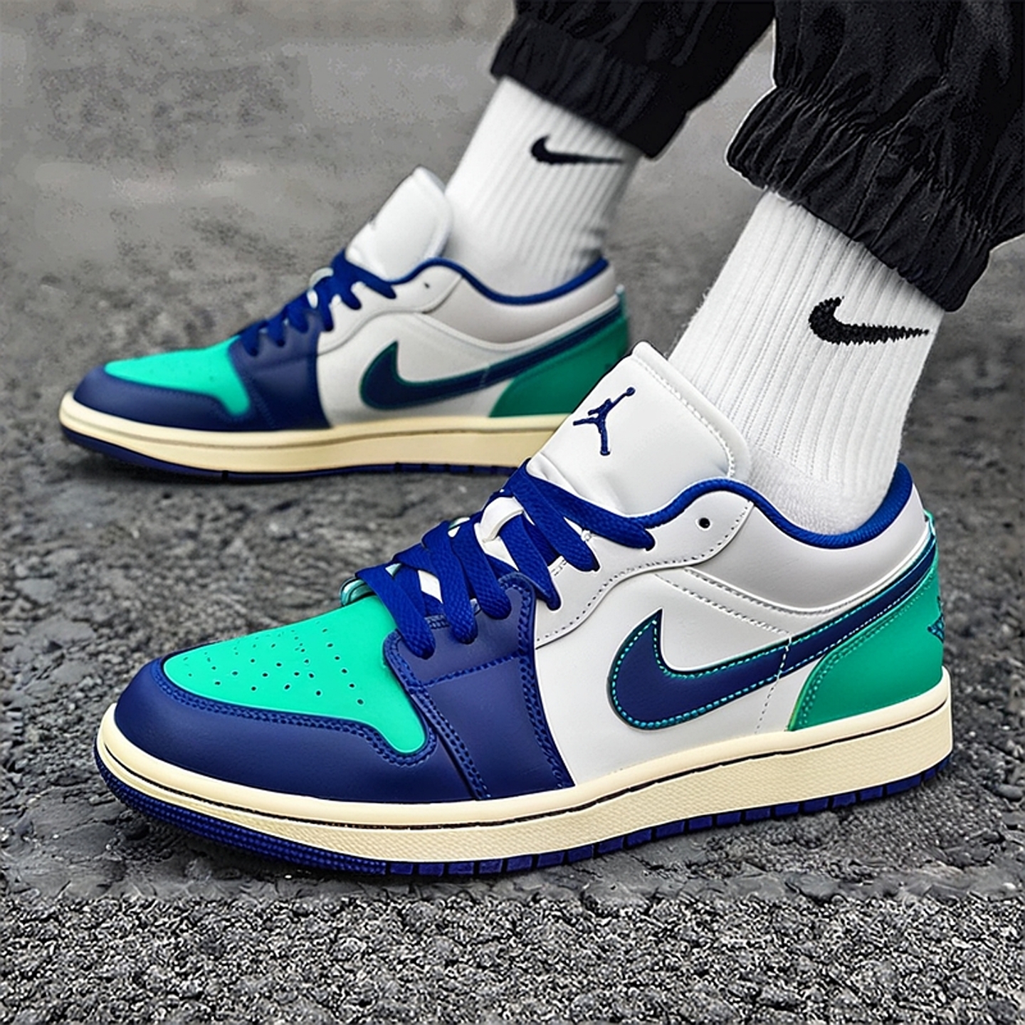 NIKE耐克男子轻便AJ1板鞋冬季平底低帮缓震运动鞋JORDAN 553558