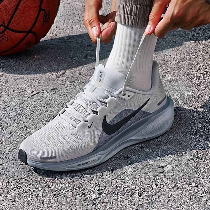 出色缓震 脚感轻盈 时尚休闲