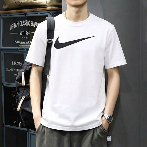棉材质，印花logo；圆领短袖