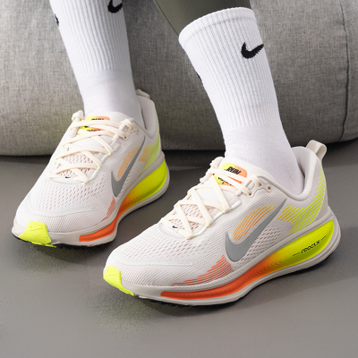 NIKE耐克大童男女童跑步鞋迈柔VOMERO 18缓震公路跑鞋 HQ2157-003