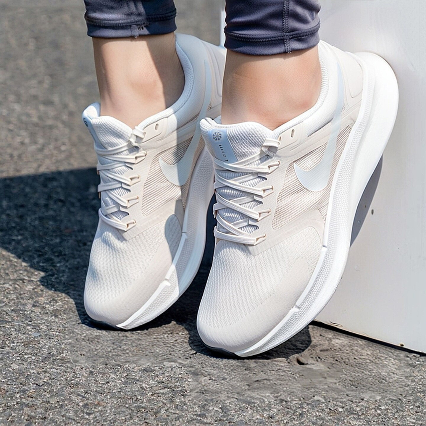 NIKE耐克女鞋新款淡粉色网面透气运动鞋休闲鞋轻便耐磨缓震跑步鞋