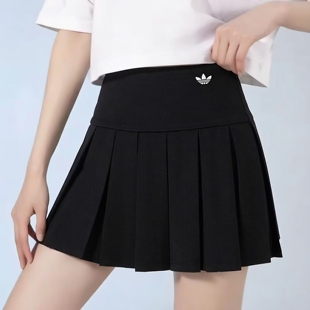阿迪达斯三叶草26年夏季女子刺绣logo运动百褶裙休闲半身裙KG8257