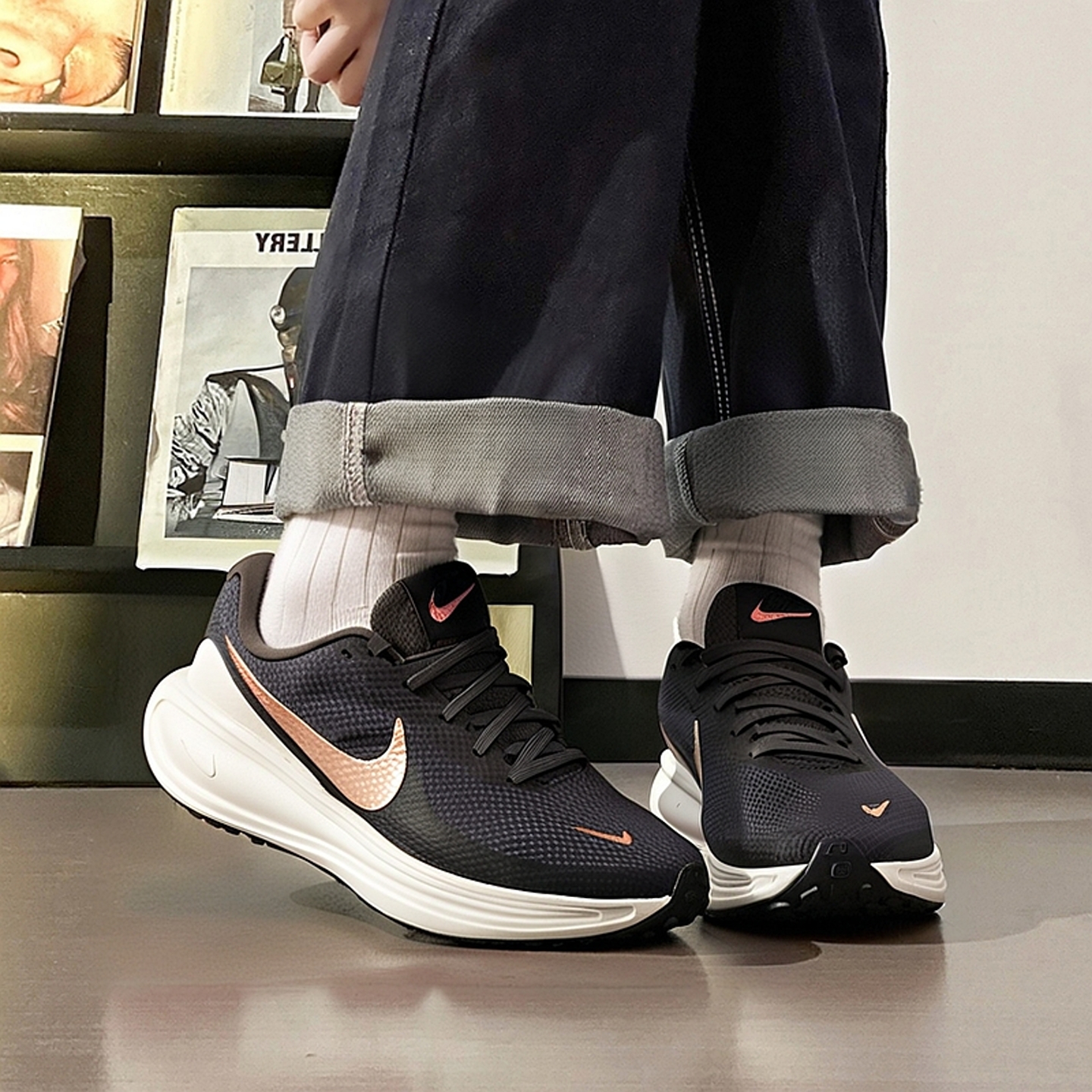 NIKE耐克女鞋25冬季运动鞋REVOLUTION 8公路慢跑休闲鞋减震跑步鞋