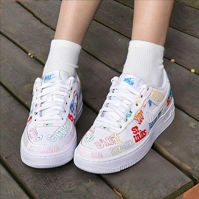 NIKE耐克女鞋大童鞋AF1空军一号字母涂鸦低帮休闲板鞋 IO9739-100