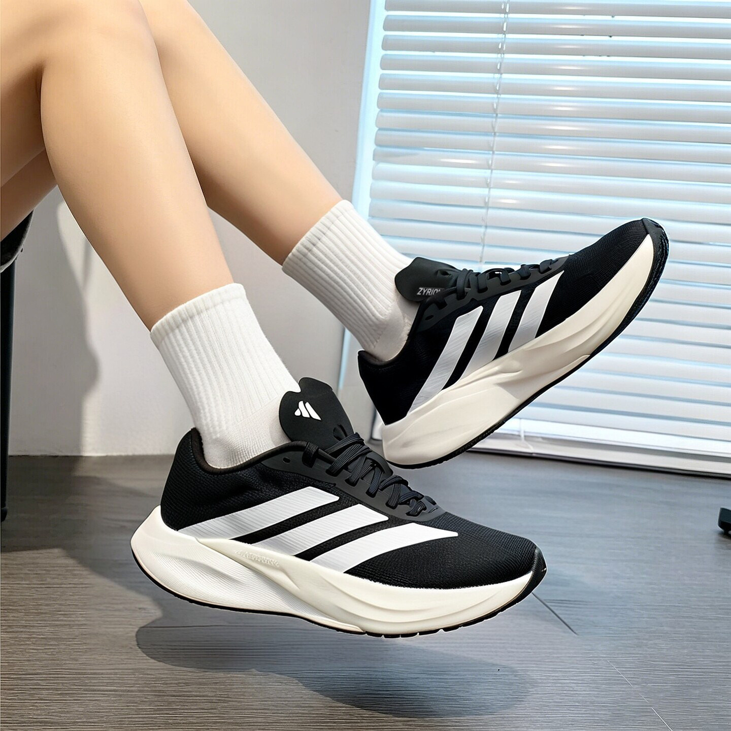 阿迪达斯adidas男女同款跑步鞋透气黑白时尚缓震耐磨运动鞋KH7962