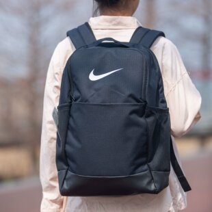 耐克双肩包大容量男女通用款多夹层设计与顶部拉环设计贴合舒适