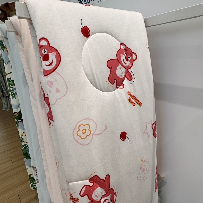久岁伴国内专柜正品代购25春款150*200cm金乳丝草莓熊被子5325183