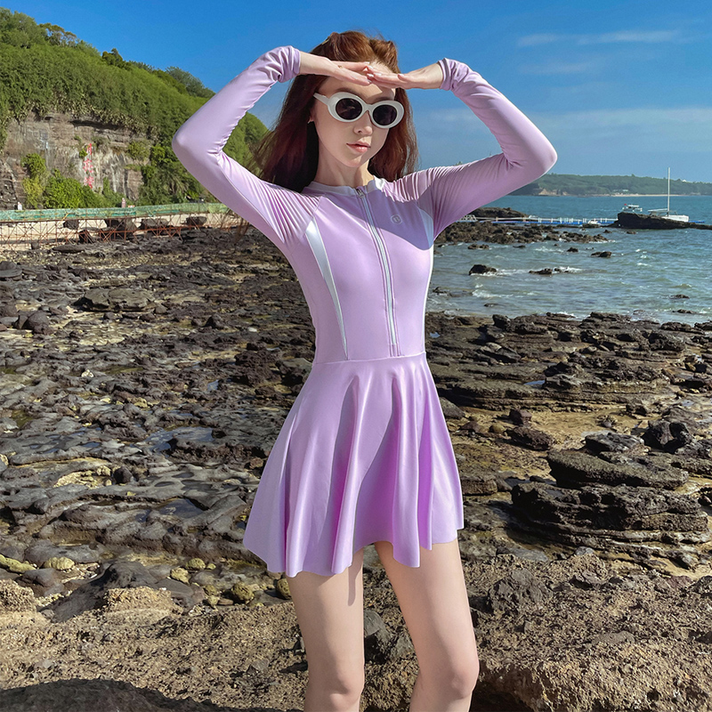 泳衣女2025新款泡温泉冬季连体裙式长袖防晒遮肚保守显瘦高级泳装