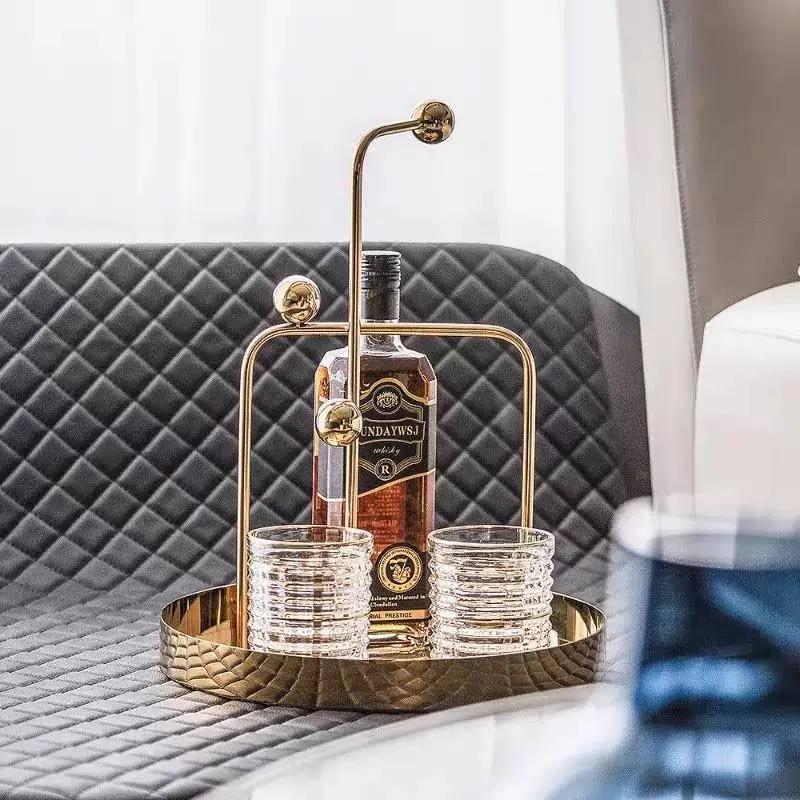 现代极简家居软装售楼处样板间客厅吧台设计洋酒杯组合装饰品摆件