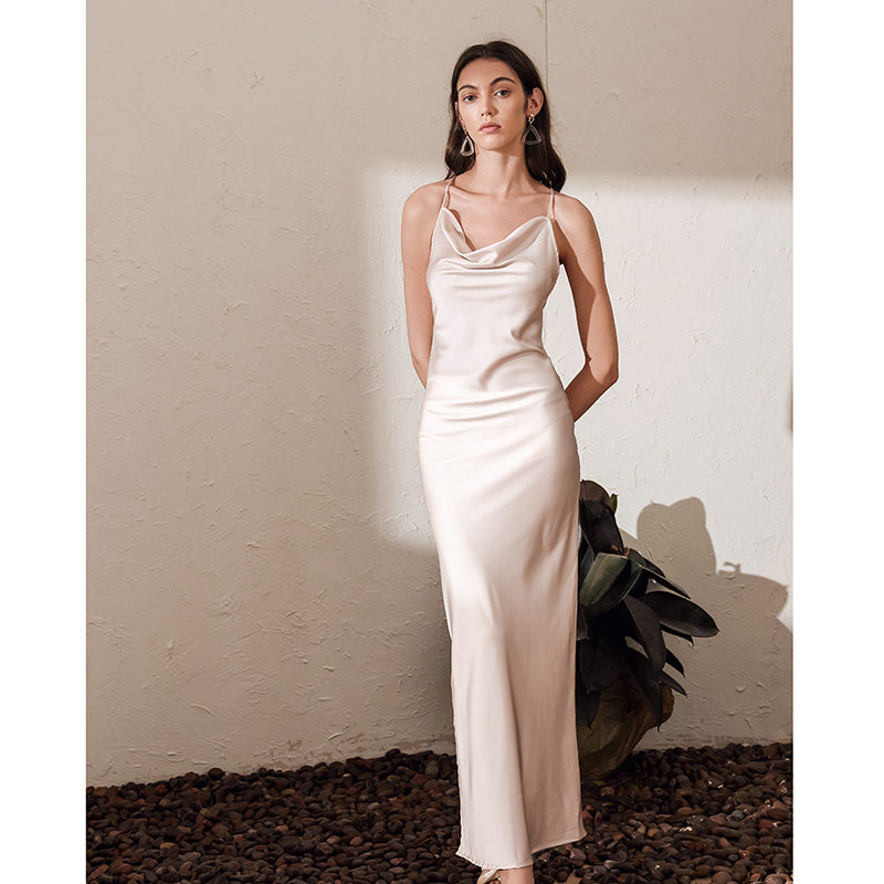 春夏连衣长裙女流水线条感优雅吊带裙度假性感露背年会缎面连衣裙