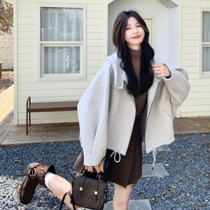 牛角扣连帽双面羊绒斗篷外套女秋冬超火好看加厚毛呢短款夹克上衣图片