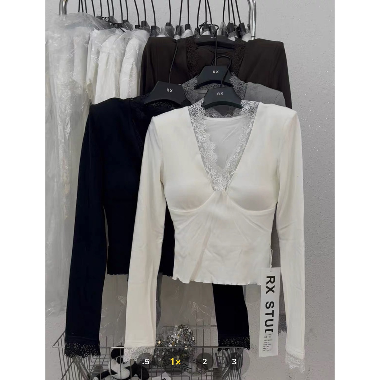 秋冬磨毛新款韩版设计感蕾丝拼接V领长袖胸垫T恤女修身上衣女