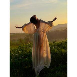 马尔代夫海边度假裙长袖露背连衣裙宽松慵懒风东南亚海岛出片穿搭