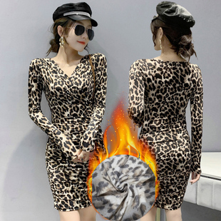 豹纹连衣裙女2025秋冬新款性感V领修身包臀裙秋冬季显瘦打底裙子