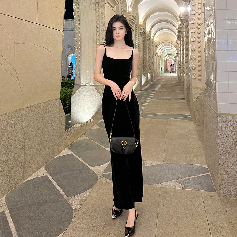 黑色金丝绒吊带连衣裙女2023秋季新款高级感赫本风法式气质长裙子