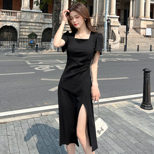 法式小黑裙显瘦黑色连衣裙女2026夏季方领短袖开叉中长裙修身收腰