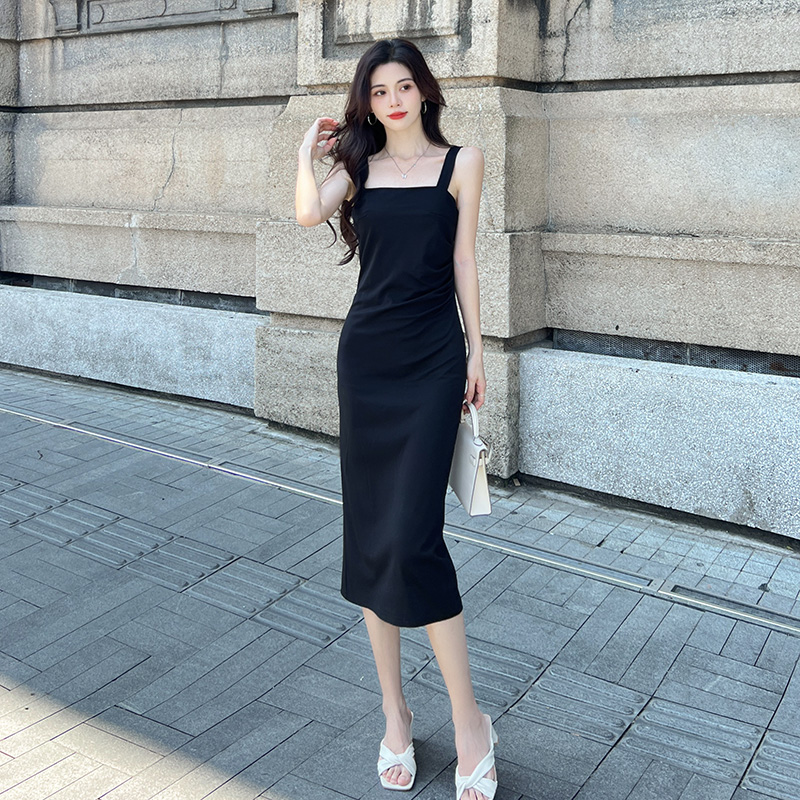 吊带连衣裙女士2023夏秋款高级感小黑裙遮肉显瘦小个子背心长裙子