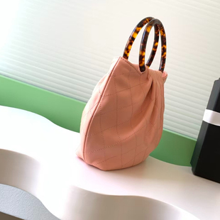 新款 26C早春系列小羊皮小香风真皮玳瑁手柄包菱格纹缝线AS6022潮