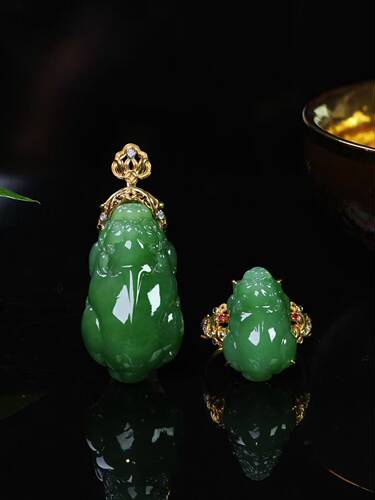 18 K金镶嵌和田玉精品碧玉貔貅套装
