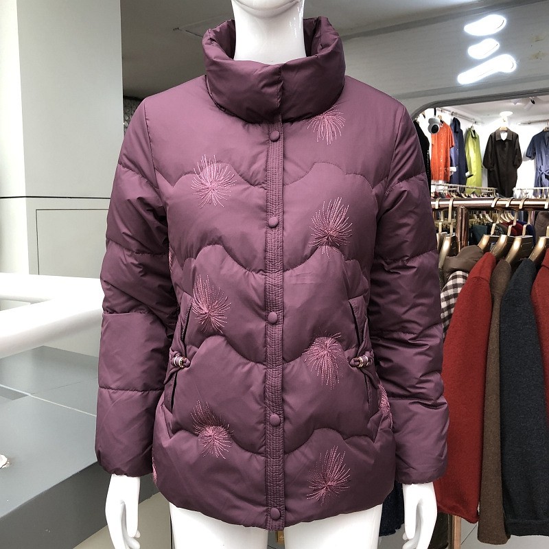 冬季新款中老年人短款绣花白鸭绒羽绒服女冬季新款妈妈羽绒外套