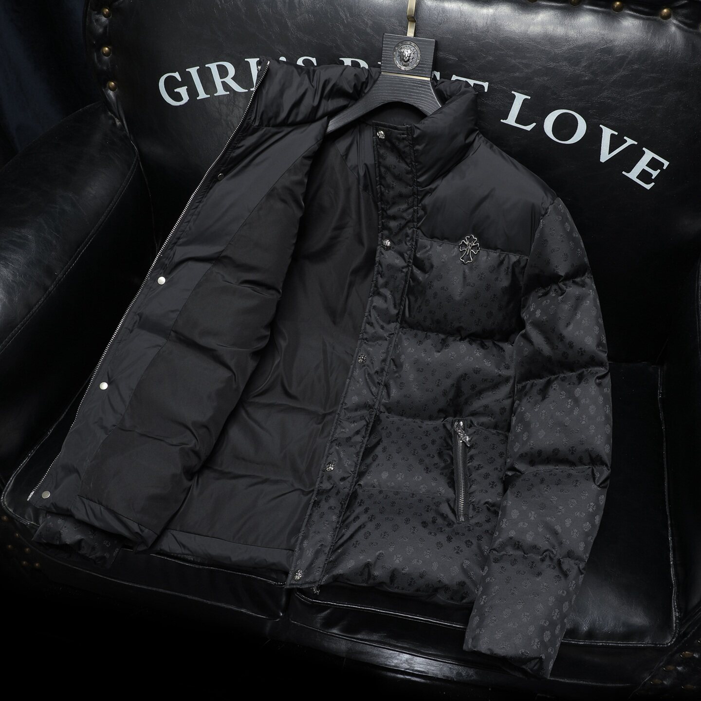 2025秋冬装刺绣90%绒立领羽绒服男钱塘6006-5115-P330沙发图,男装羽绒服,钱塘6006(原3029)