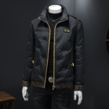 2025秋冬装刺绣90%绒立领羽绒服男钱塘6006-5108-P320假模图，男装羽绒服，钱塘6006(原3029)