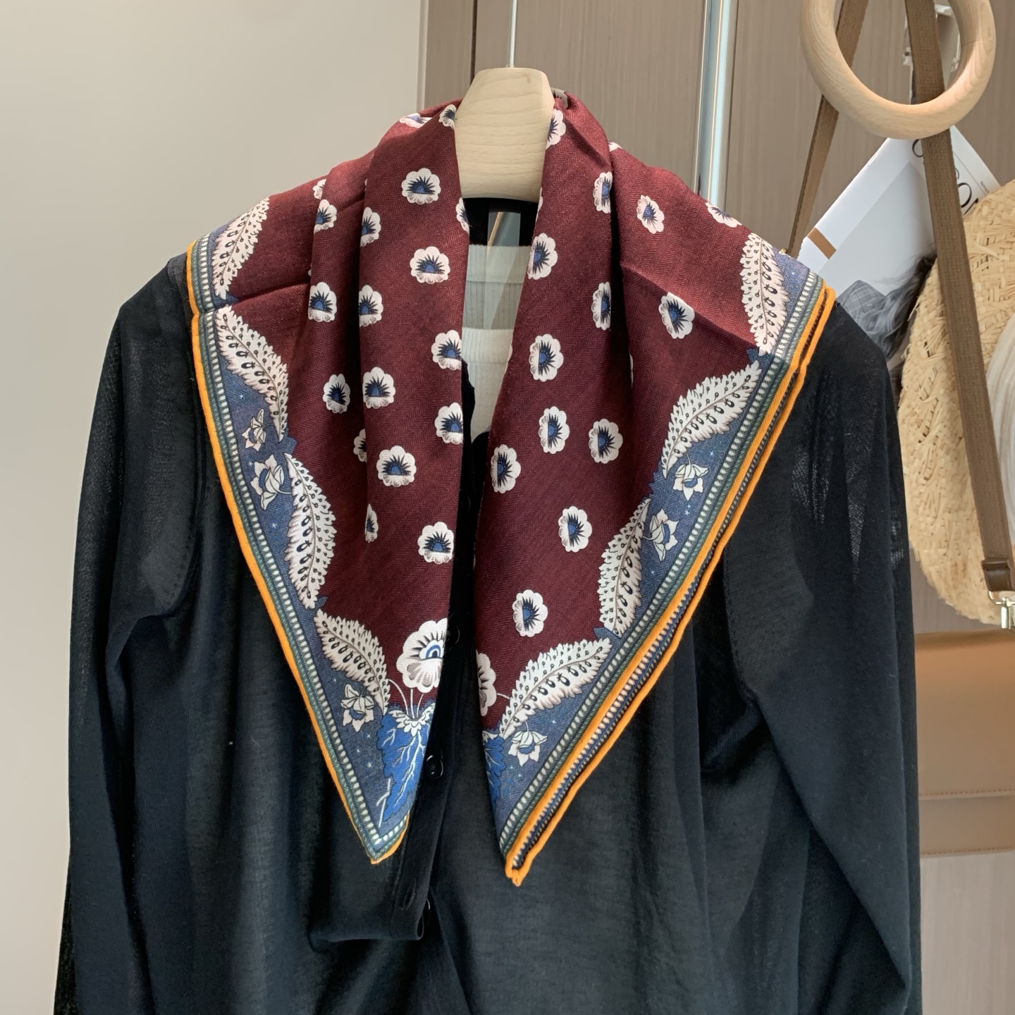 佩戴非常舒适亲肤无扎感丝巾