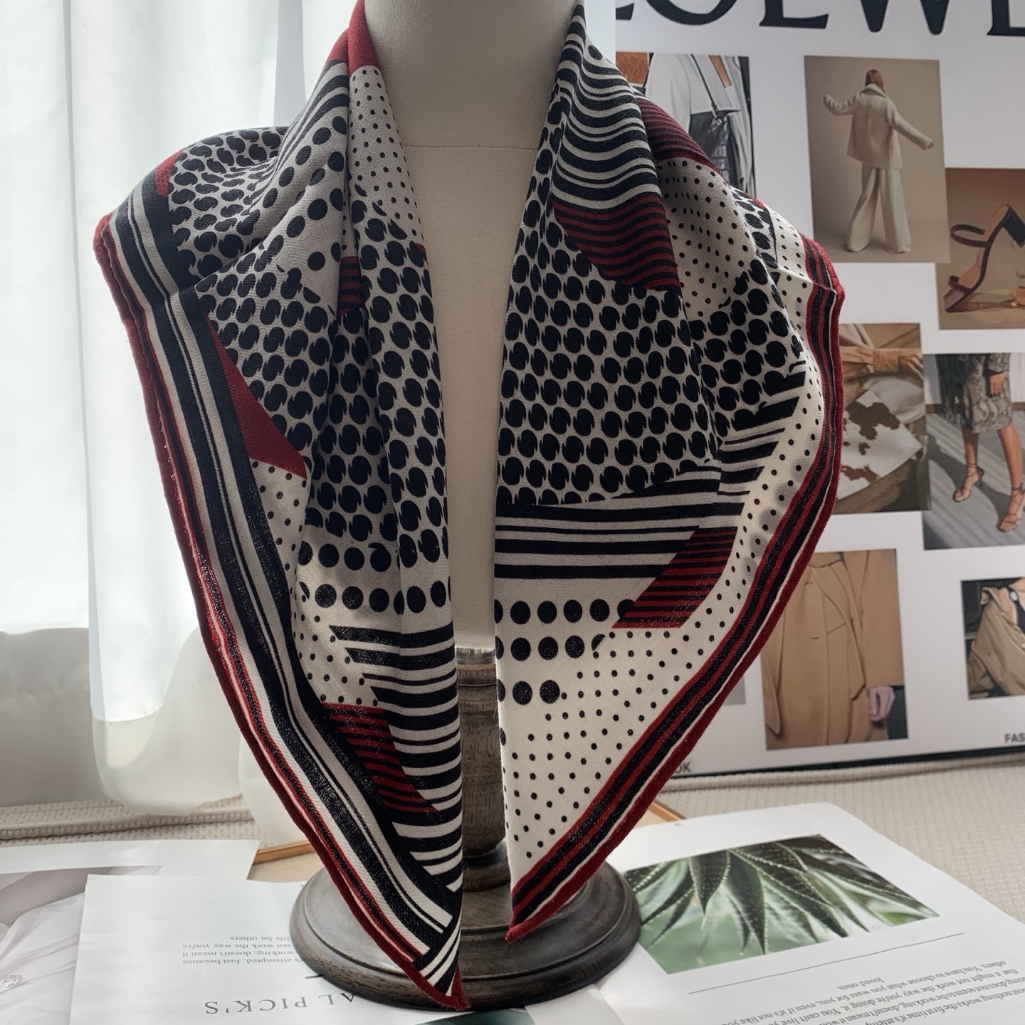 女士时尚的宫廷马具双面异色方巾70%羊毛30%蚕丝手工卷边丝毛