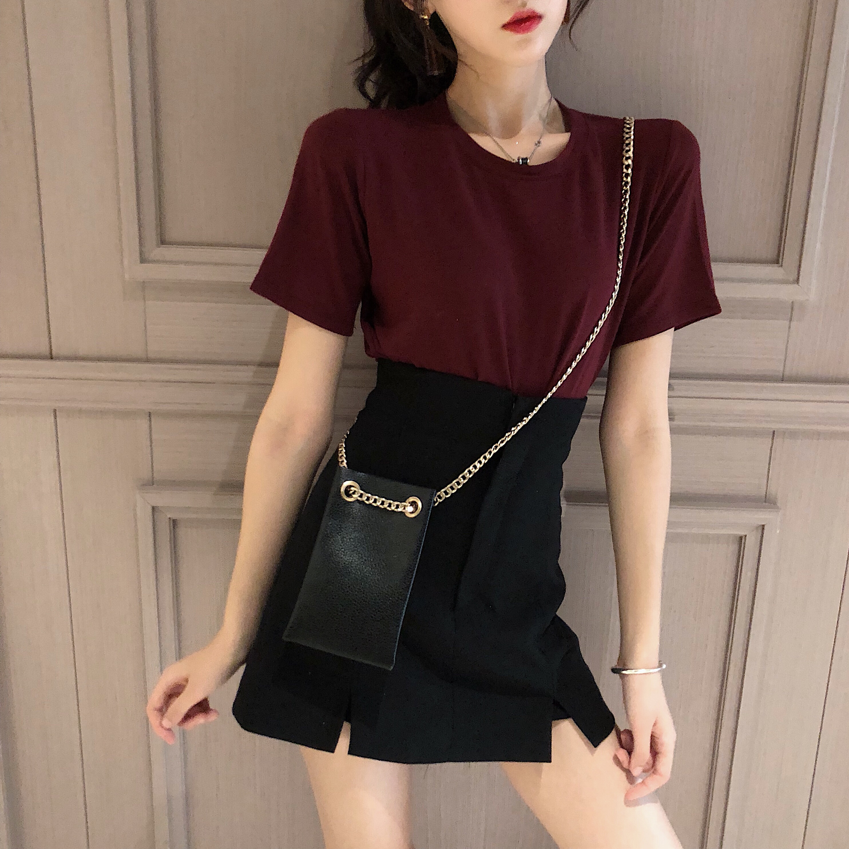 Real-price real-time temperament suit wine red short sleeve T + open waist black half-length skirt