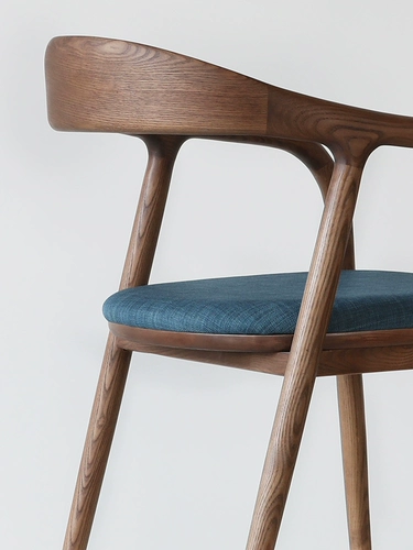 Дизайнерский минималистичный современный японский стульчик для кормления из натурального дерева