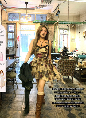 安妮不火 荷叶边蕾丝拼接油画不规则吊带裙女微胖大码小众连衣裙