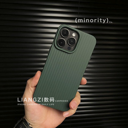 墨绿色防指纹大孔适用iPhone16苹果15pro手机壳max行李箱14光栅plus淬炼13暗夜绿12磨砂硬壳简约瓦楞条纹薄