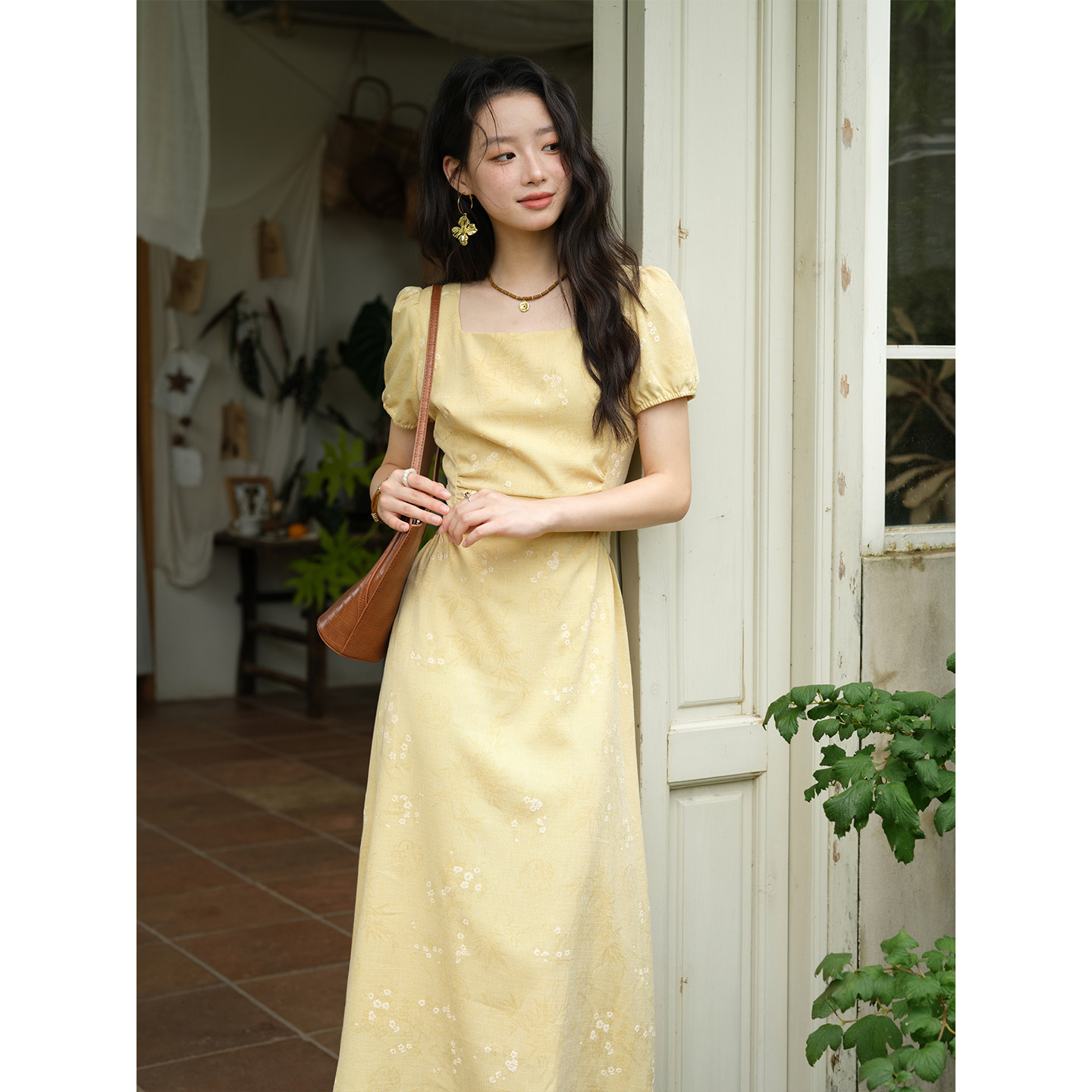 谜秀姜黄暗纹竹叶提花国风洋装女2026夏季泡泡袖月牙褶显瘦裙子