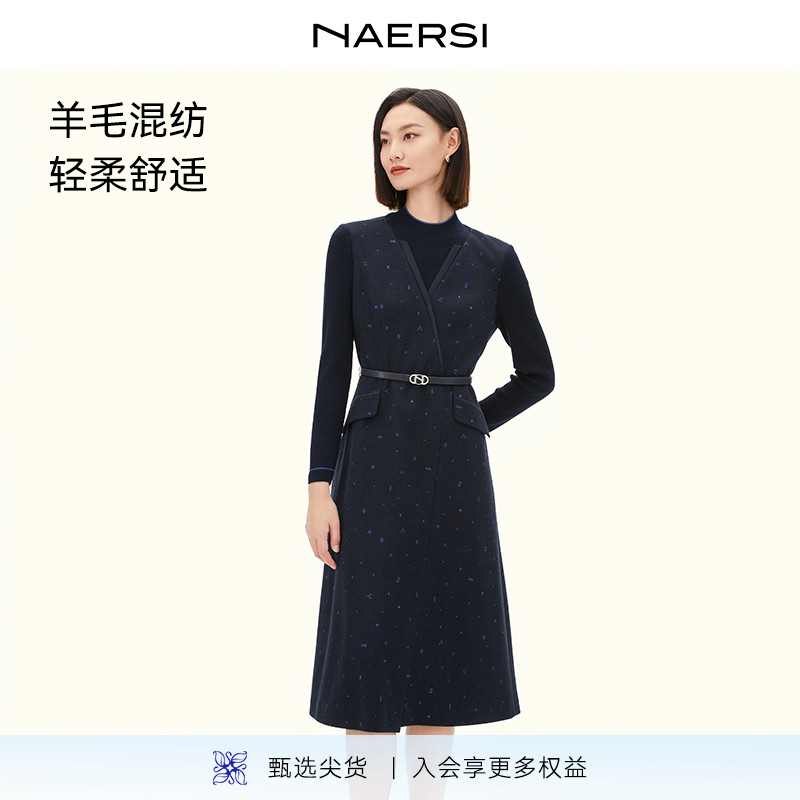 NAERSI娜尔思绵羊毛连衣裙字母印花设计修身版型25冬新（配腰带）