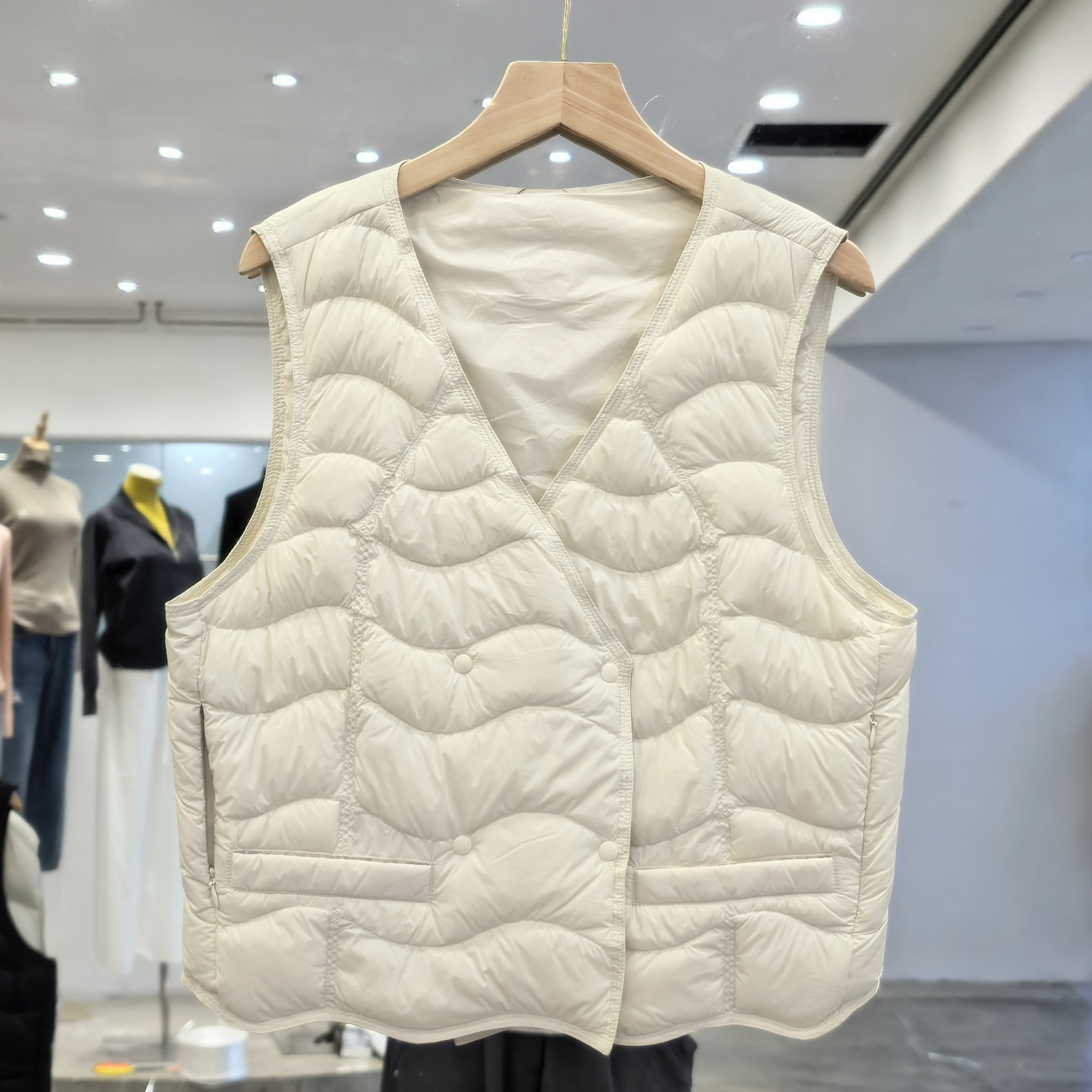 2025冬季90白鸭绒轻薄短款保暖V领叠穿内搭羽绒服马甲女百搭背心